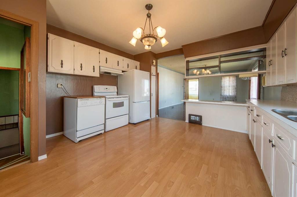 1828 49 Avenue, Lloydminster, SK - Indoor Photo Showing Kitchen With Double Sink