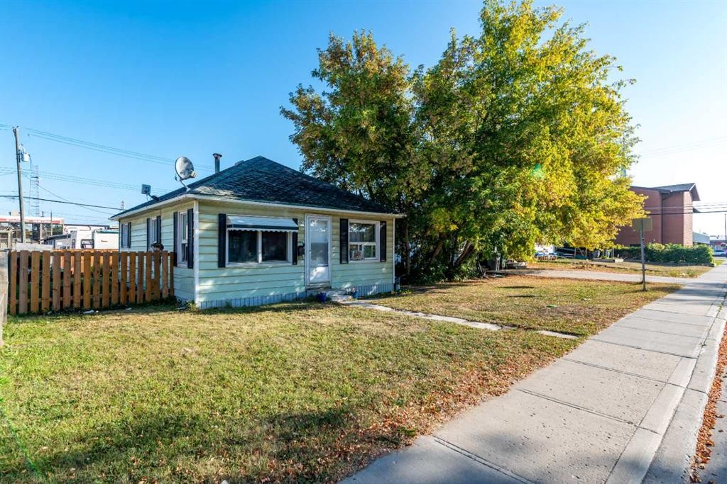 5012 47 Street, Lloydminster, AB - Outdoor