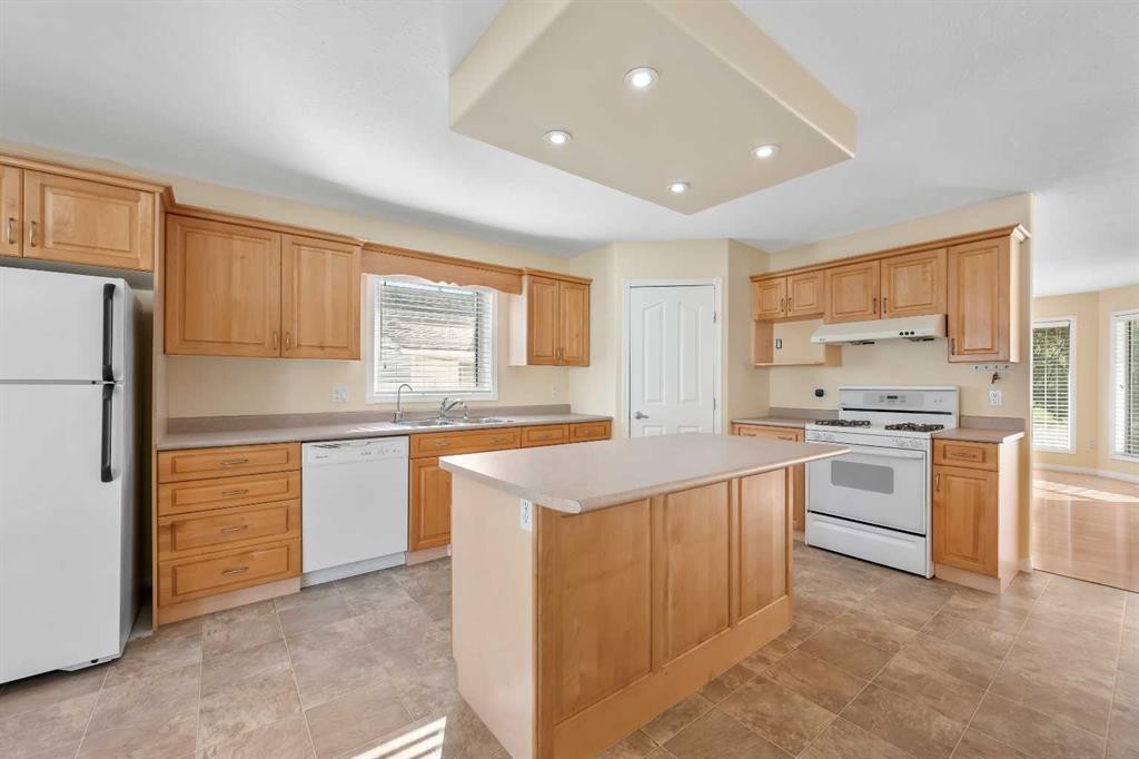 4926 51 Avenue, Kitscoty, AB - Indoor Photo Showing Kitchen