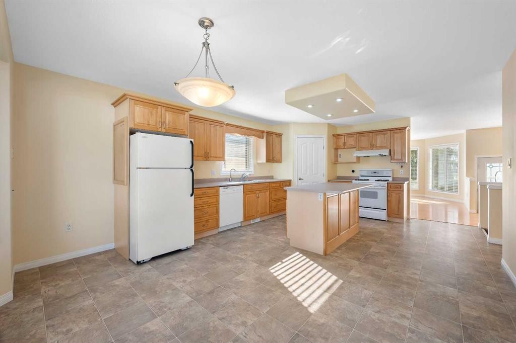 4926 51 Avenue, Kitscoty, AB - Indoor Photo Showing Kitchen