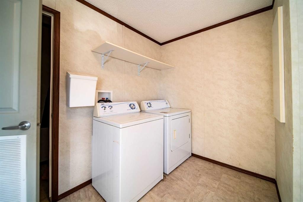 140 Hazel Street, Metiskow, AB - Indoor Photo Showing Laundry Room