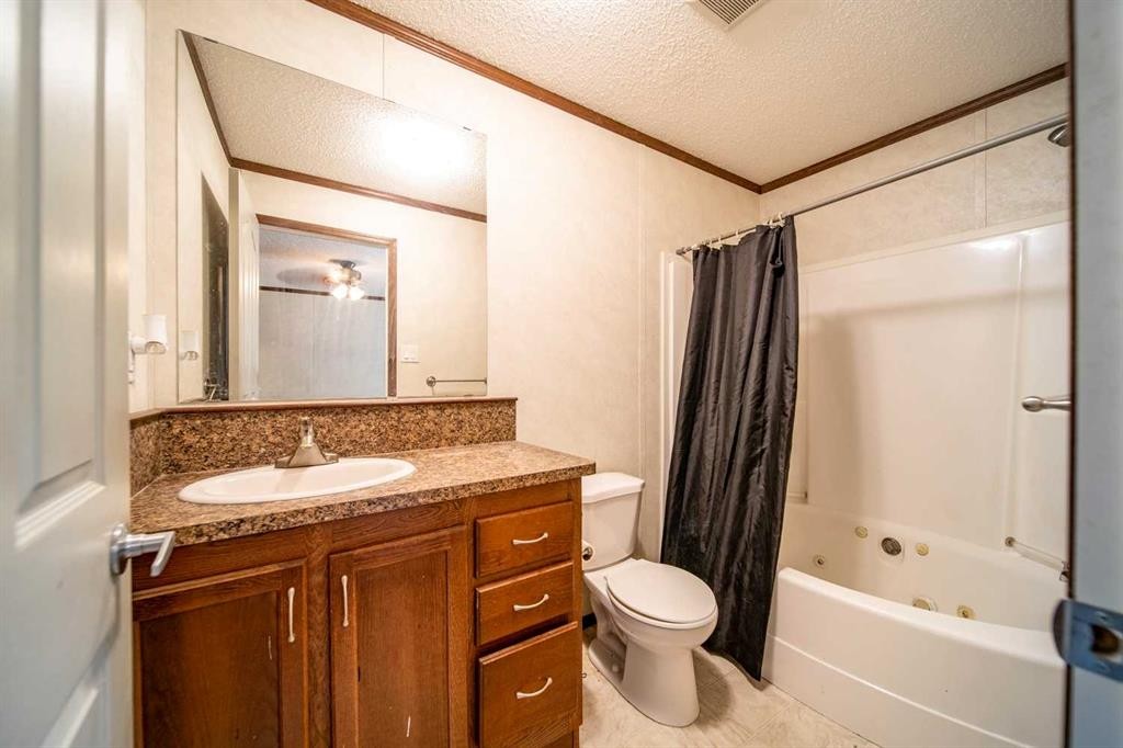 140 Hazel Street, Metiskow, AB - Indoor Photo Showing Bathroom