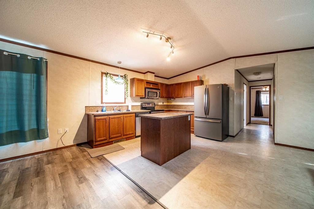 140 Hazel Street, Metiskow, AB - Indoor Photo Showing Kitchen
