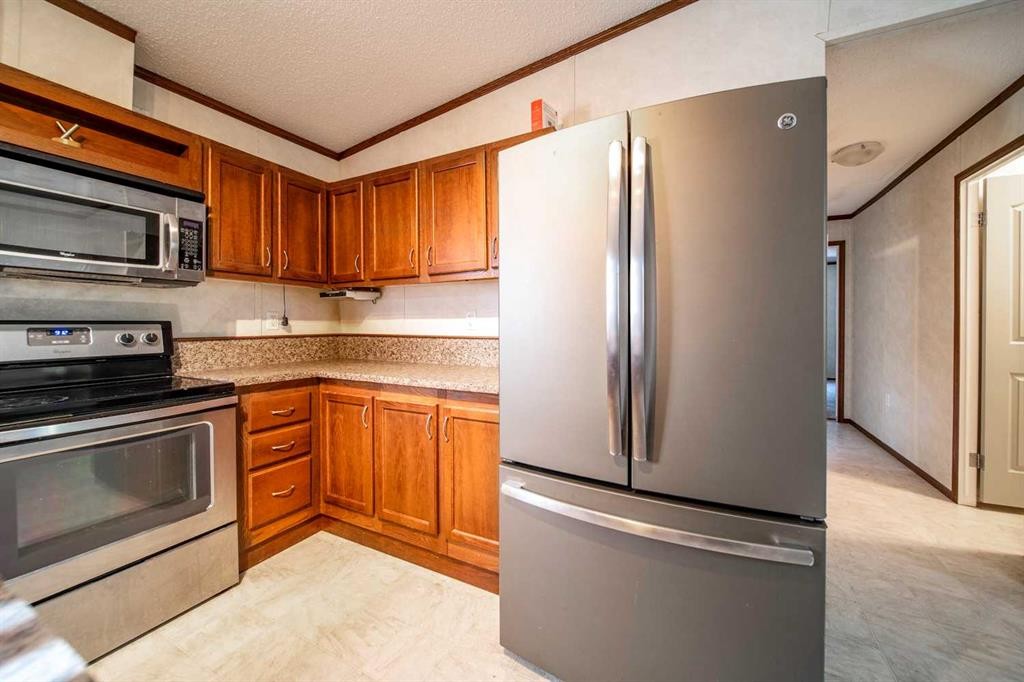 140 Hazel Street, Metiskow, AB - Indoor Photo Showing Kitchen