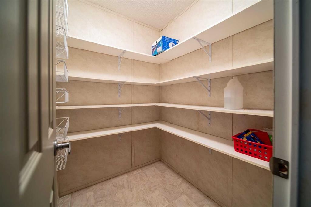 140 Hazel Street, Metiskow, AB - Indoor Photo Showing Other Room