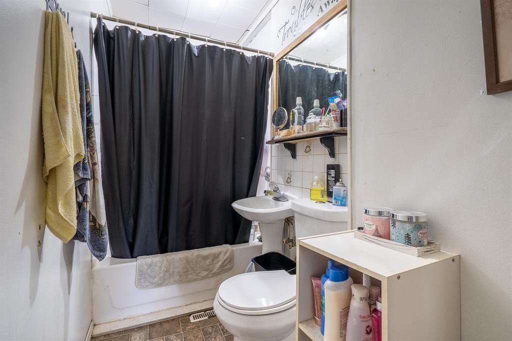 4801 46 Street, Lloydminster, SK - Indoor Photo Showing Bathroom