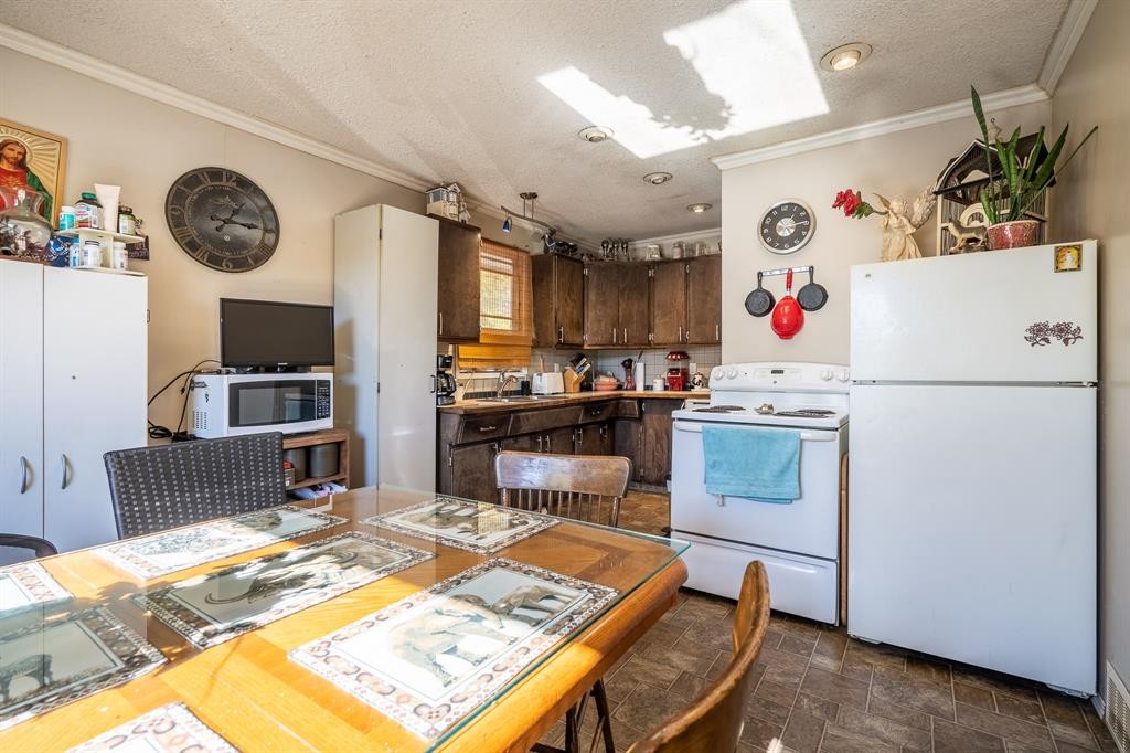 4801 46 Street, Lloydminster, SK - Indoor Photo Showing Kitchen