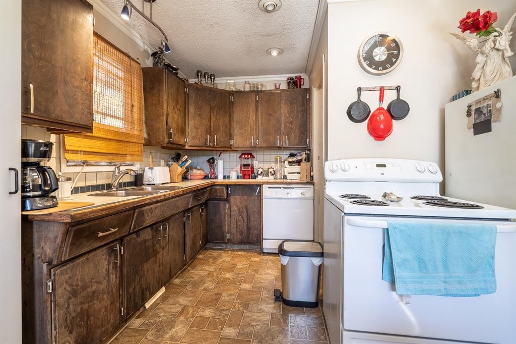 4801 46 Street, Lloydminster, SK - Indoor Photo Showing Kitchen With Double Sink