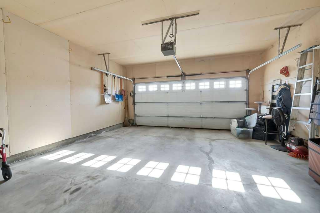 22-4201 56 Avenue, Lloydminster, AB - Indoor Photo Showing Garage