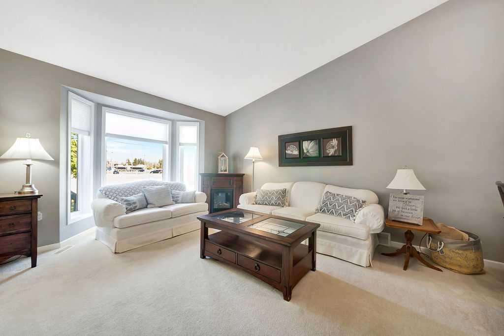 22-4201 56 Avenue, Lloydminster, AB - Indoor Photo Showing Living Room