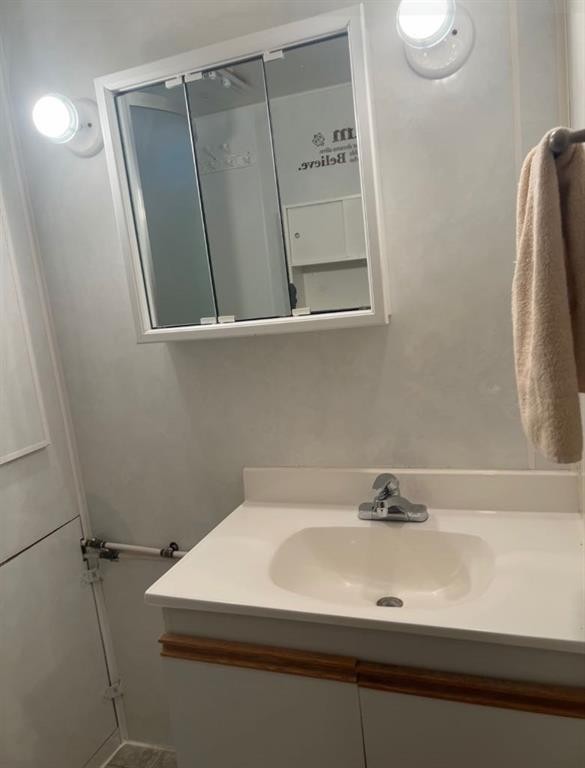 100 4 Avenue North, Marwayne, AB - Indoor Photo Showing Bathroom