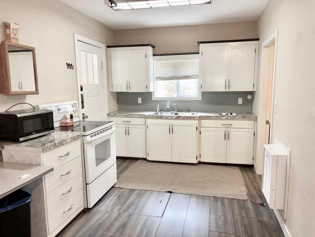 5140 48 Street, Mannville, AB - Indoor Photo Showing Kitchen With Double Sink