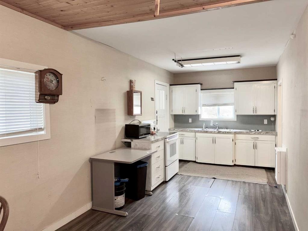 5140 48 Street, Mannville, AB - Indoor Photo Showing Kitchen