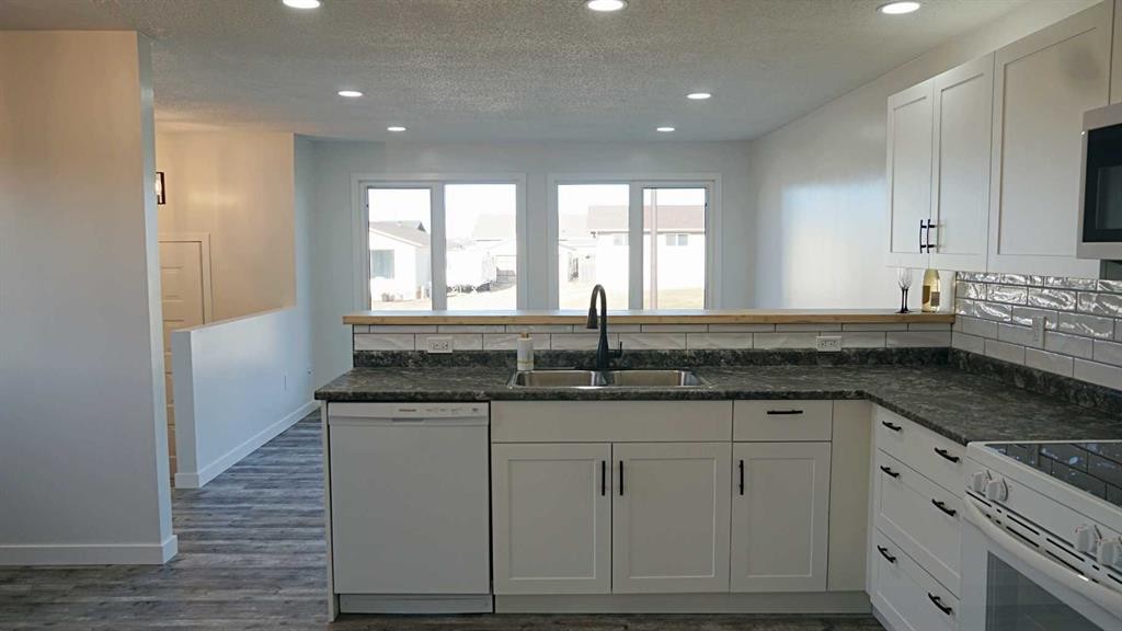 4907 53 Avenue, Kitscoty, AB - Indoor Photo Showing Kitchen