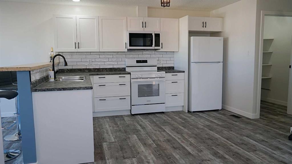 4907 53 Avenue, Kitscoty, AB - Indoor Photo Showing Kitchen With Double Sink