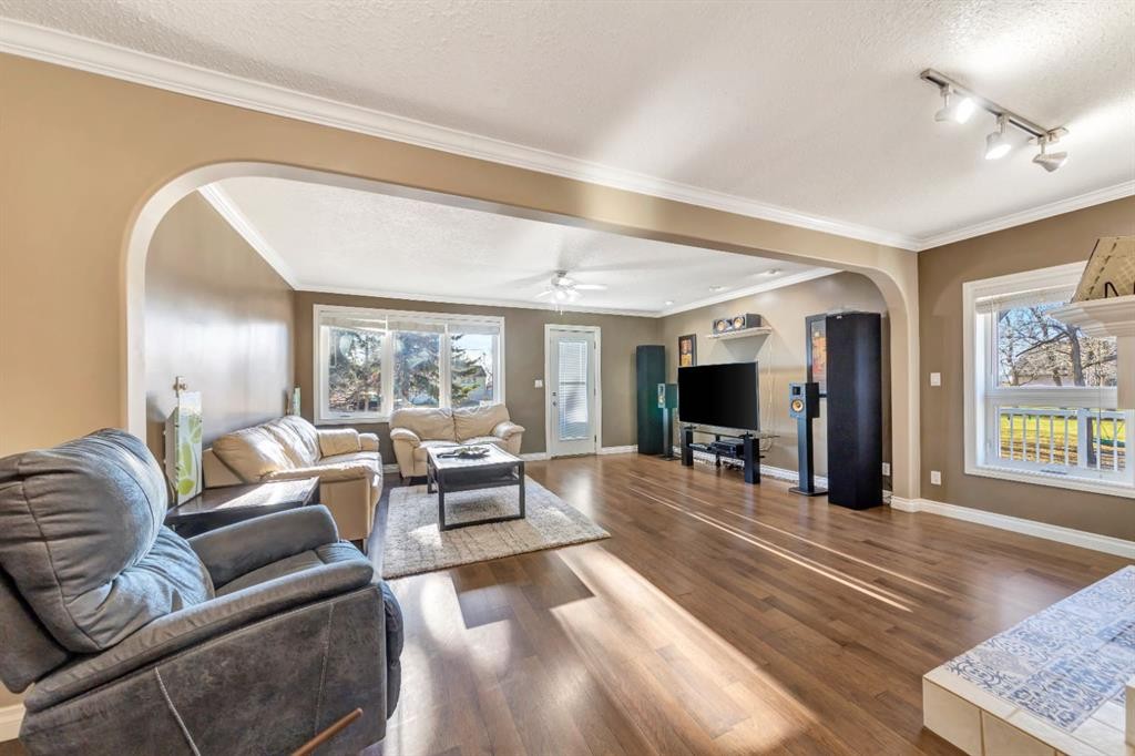 105 1St Ave West, Waseca, SK - Indoor Photo Showing Living Room