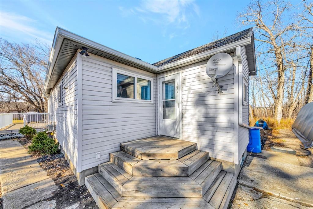 105 1St Ave West, Waseca, SK - Outdoor With Deck Patio Veranda