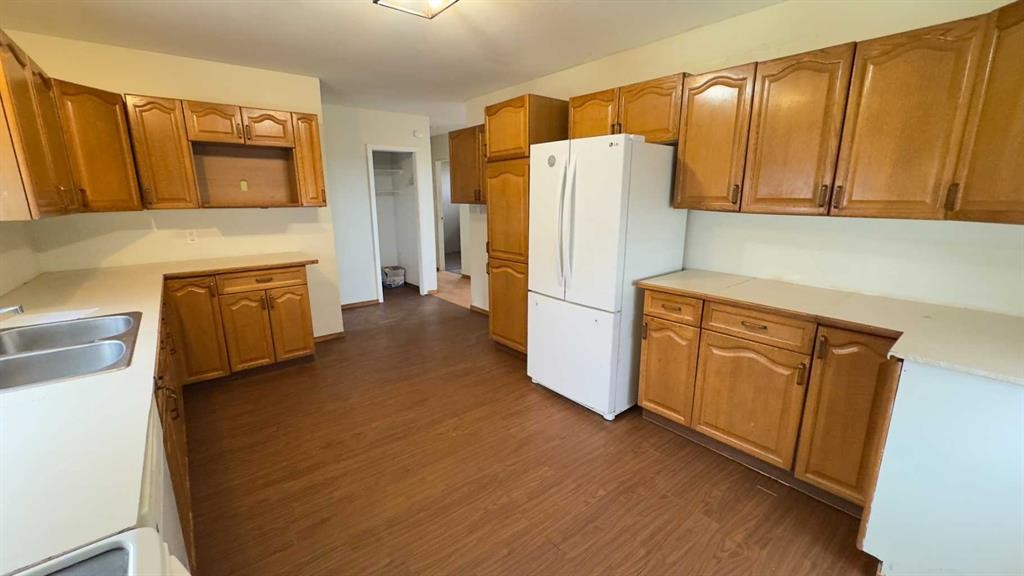 5131 52 Street, Consort, AB - Indoor Photo Showing Kitchen With Double Sink