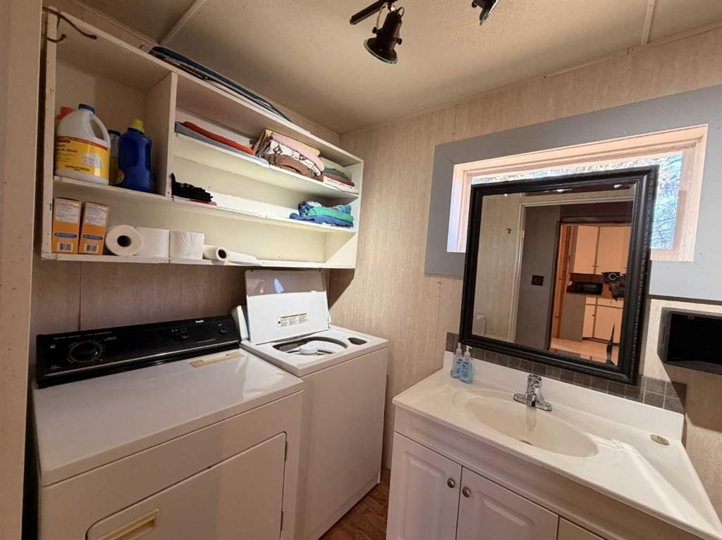 237 Hazel Street, Metiskow, AB - Indoor Photo Showing Laundry Room