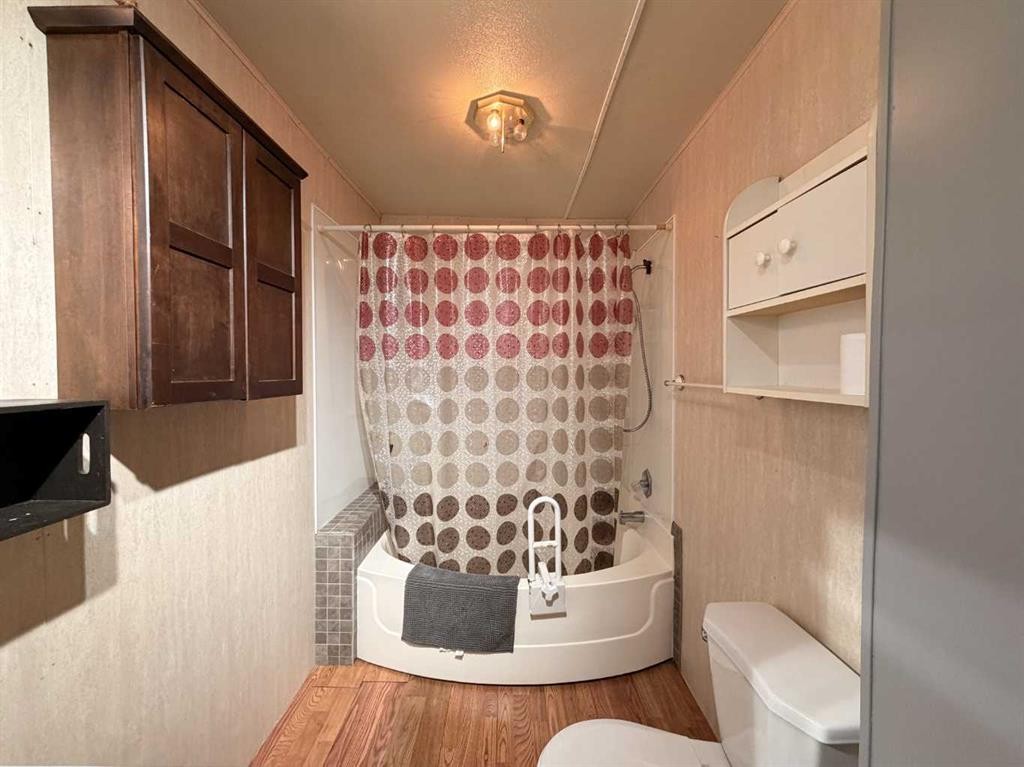 237 Hazel Street, Metiskow, AB - Indoor Photo Showing Bathroom