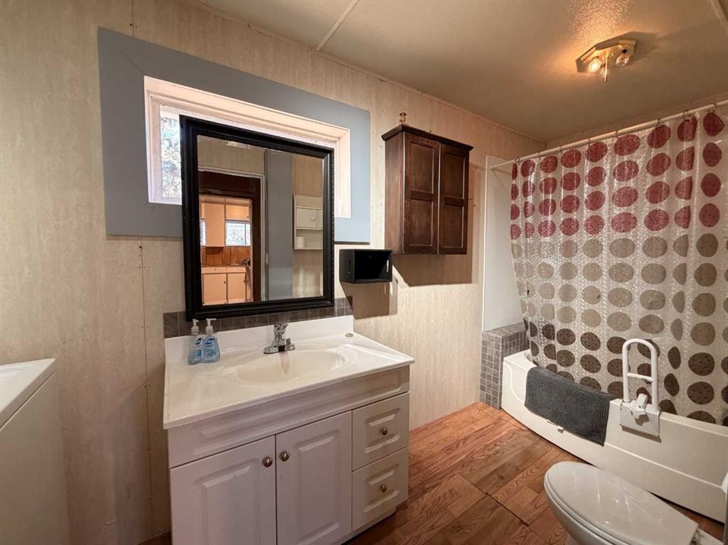 237 Hazel Street, Metiskow, AB - Indoor Photo Showing Bathroom