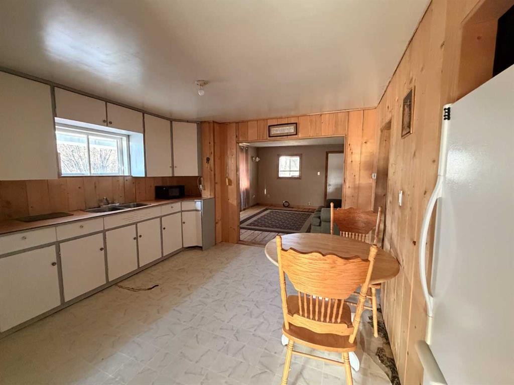 237 Hazel Street, Metiskow, AB - Indoor Photo Showing Kitchen With Double Sink