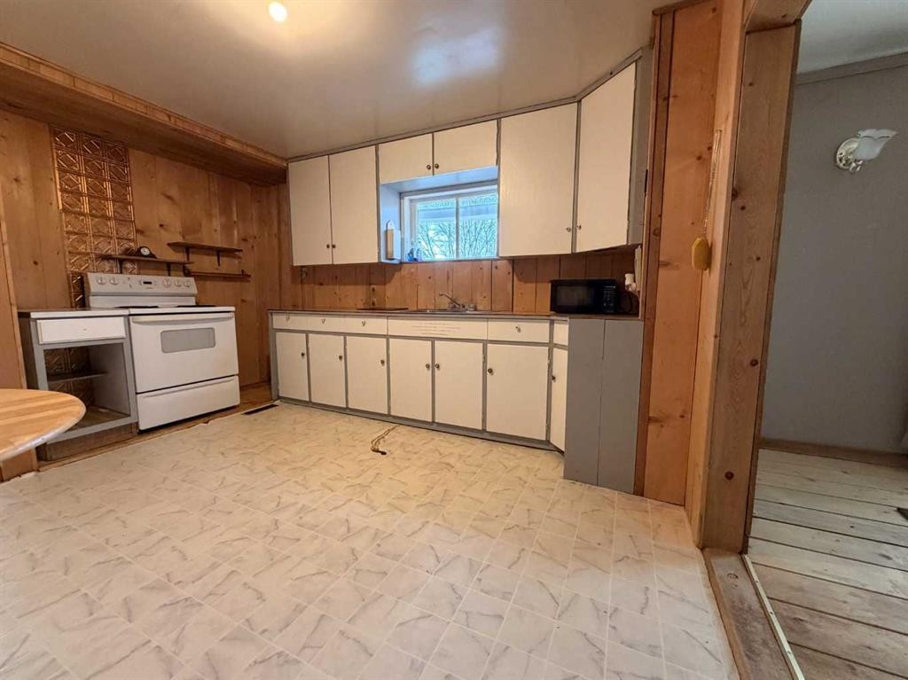 237 Hazel Street, Metiskow, AB - Indoor Photo Showing Kitchen With Double Sink