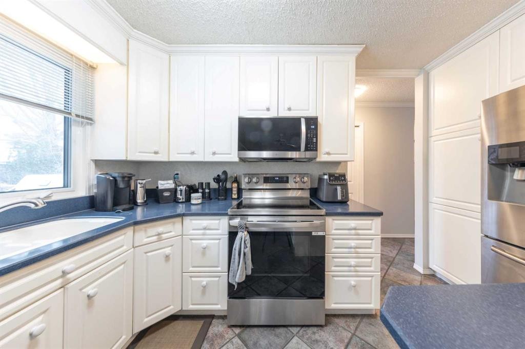 3905 53 Avenue, Lloydminster, AB - Indoor Photo Showing Kitchen