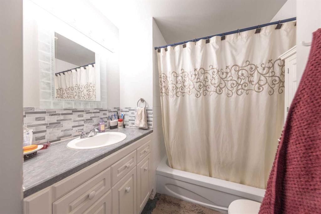 3905 53 Avenue, Lloydminster, AB - Indoor Photo Showing Bathroom