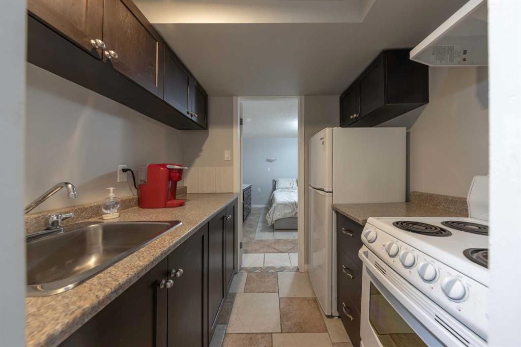 3905 53 Avenue, Lloydminster, AB - Indoor Photo Showing Kitchen