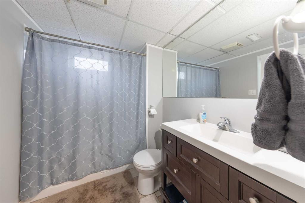 3905 53 Avenue, Lloydminster, AB - Indoor Photo Showing Bathroom