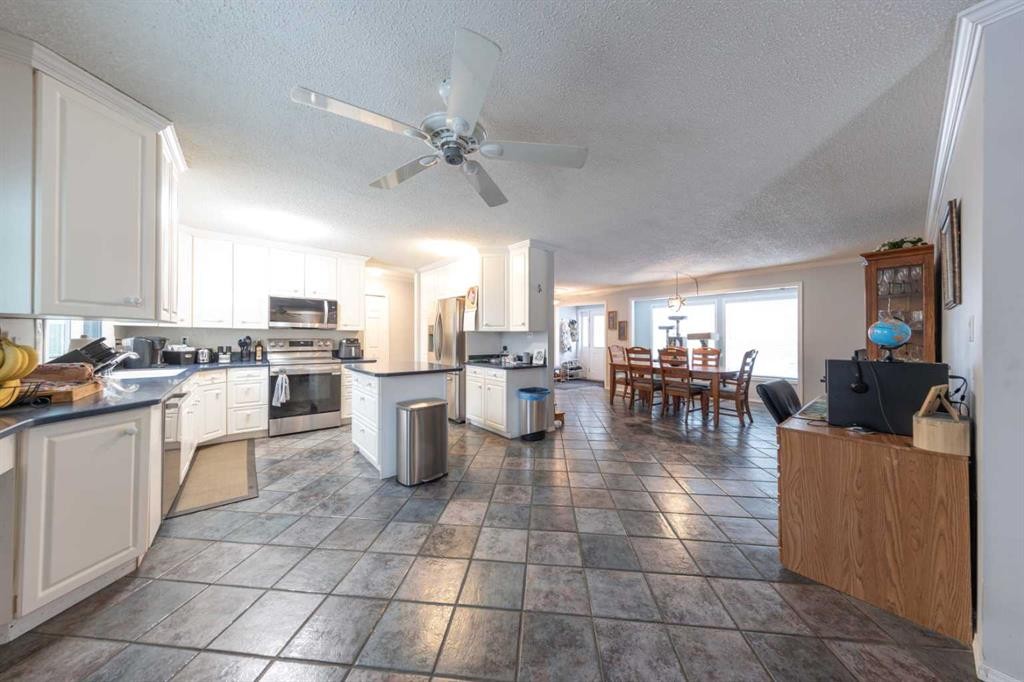3905 53 Avenue, Lloydminster, AB - Indoor Photo Showing Kitchen