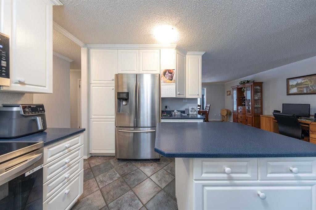 3905 53 Avenue, Lloydminster, AB - Indoor Photo Showing Kitchen With Stainless Steel Kitchen