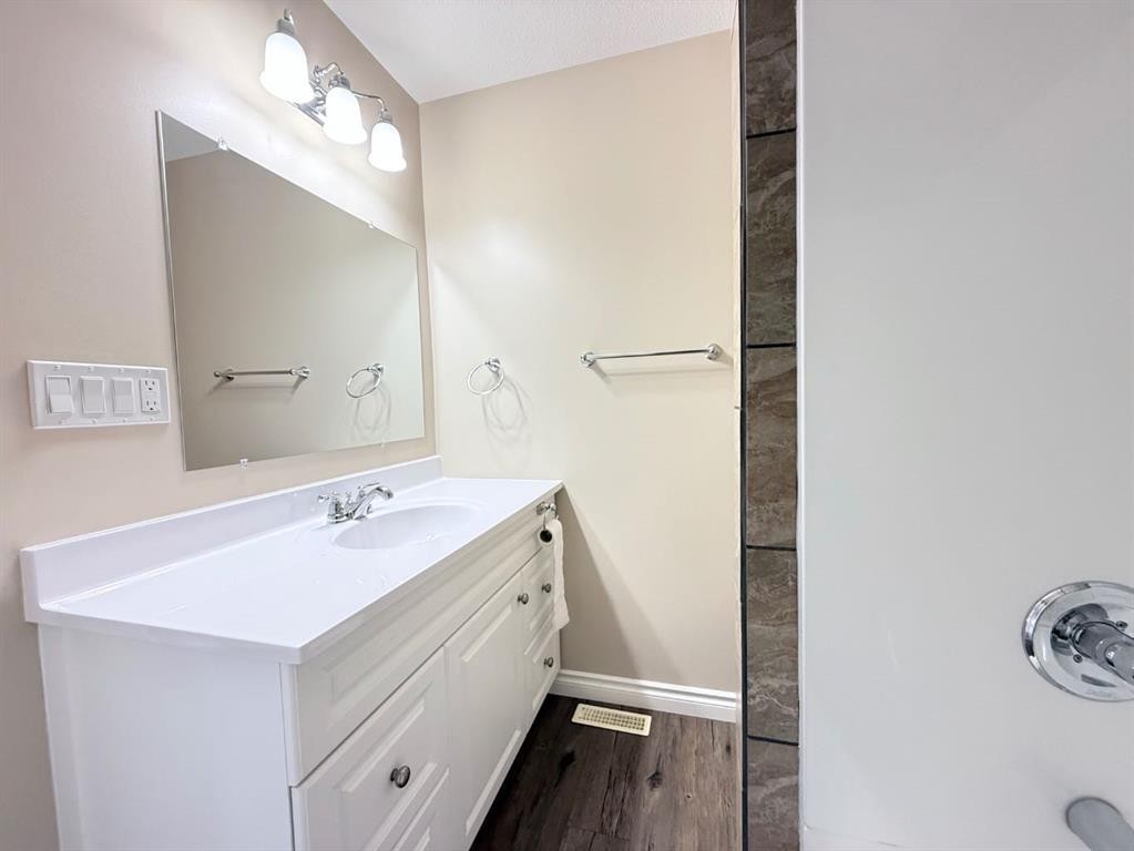 111 1 Street North, Marwayne, AB - Indoor Photo Showing Bathroom