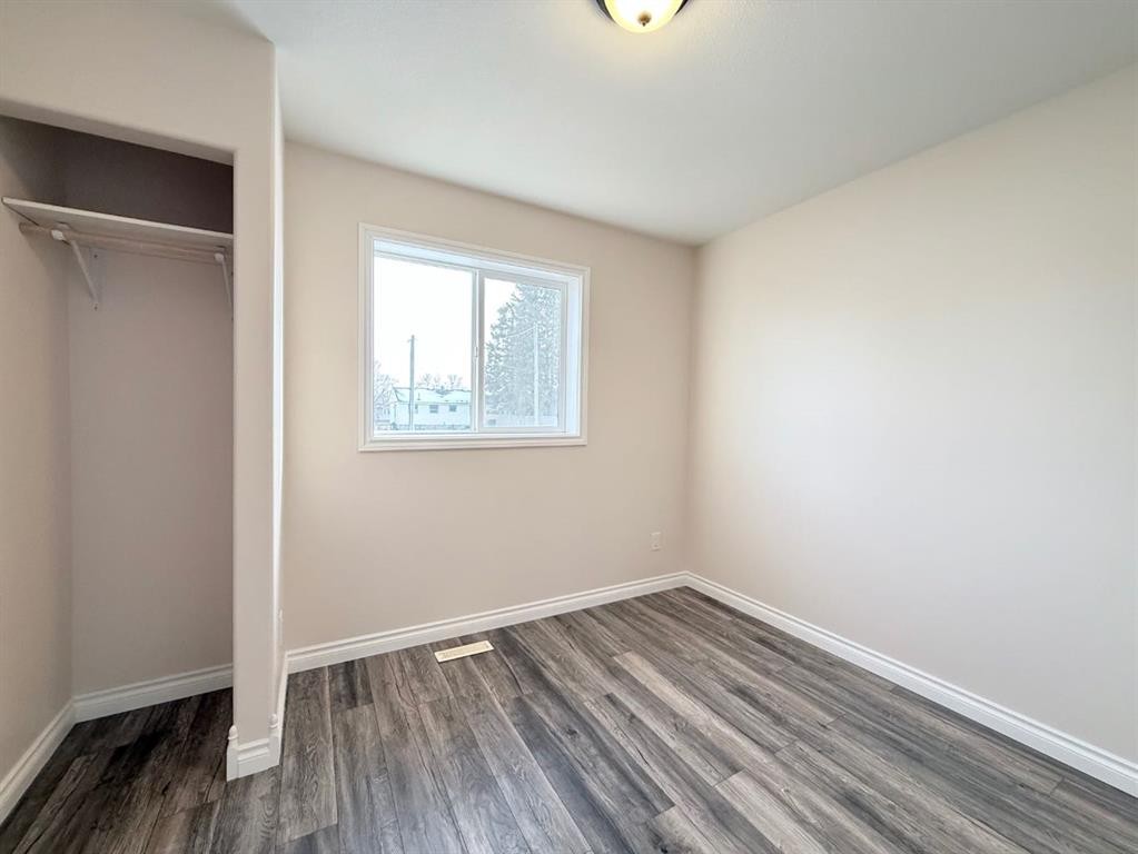 111 1 Street North, Marwayne, AB - Indoor Photo Showing Other Room