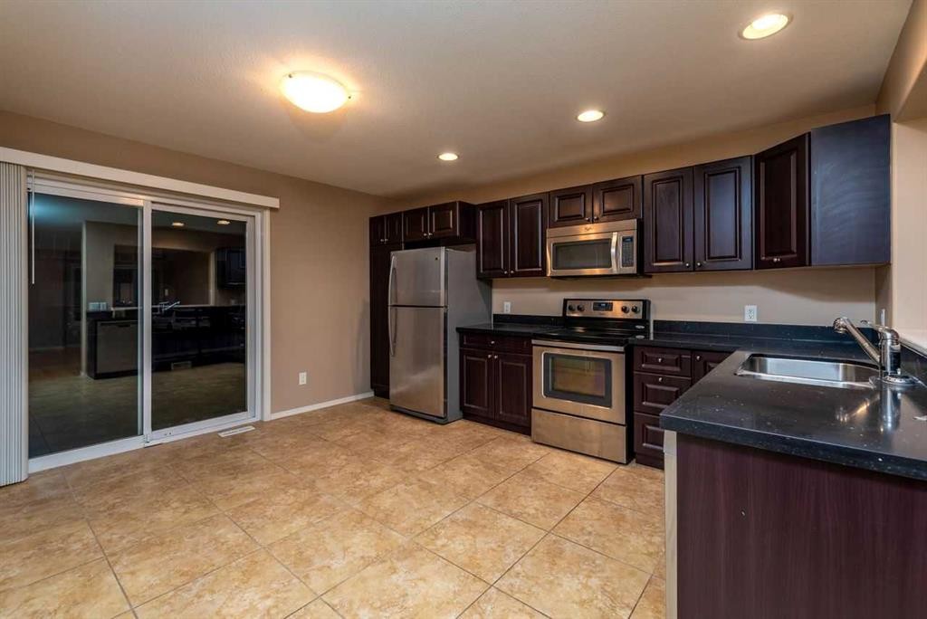 23-4738 13 Street, Lloydminster, SK - Indoor Photo Showing Kitchen With Stainless Steel Kitchen