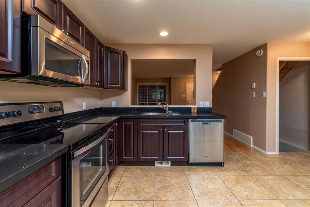 23-4738 13 Street, Lloydminster, SK - Indoor Photo Showing Kitchen With Stainless Steel Kitchen