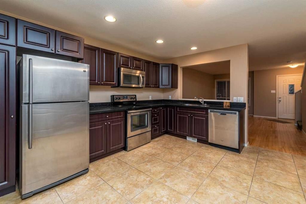 23-4738 13 Street, Lloydminster, SK - Indoor Photo Showing Kitchen With Stainless Steel Kitchen