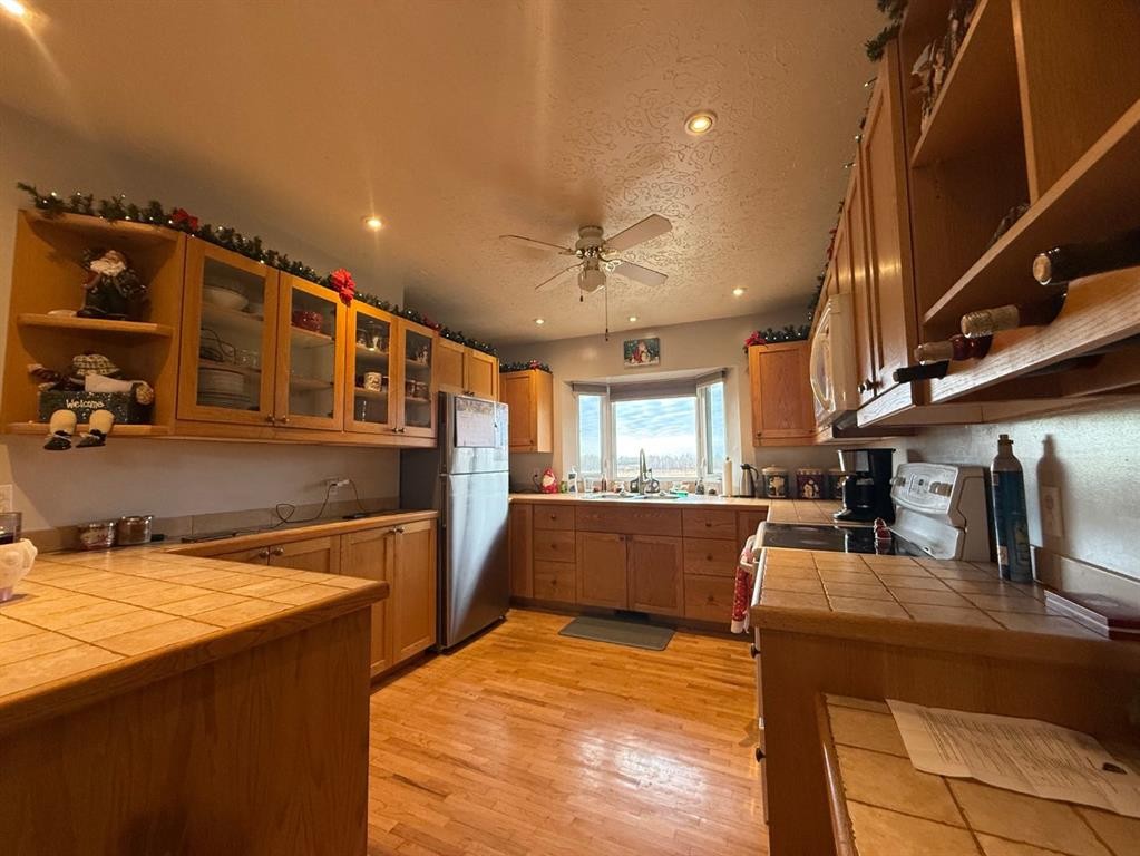 5101 55 Street, Mannville, AB - Indoor Photo Showing Kitchen With Double Sink