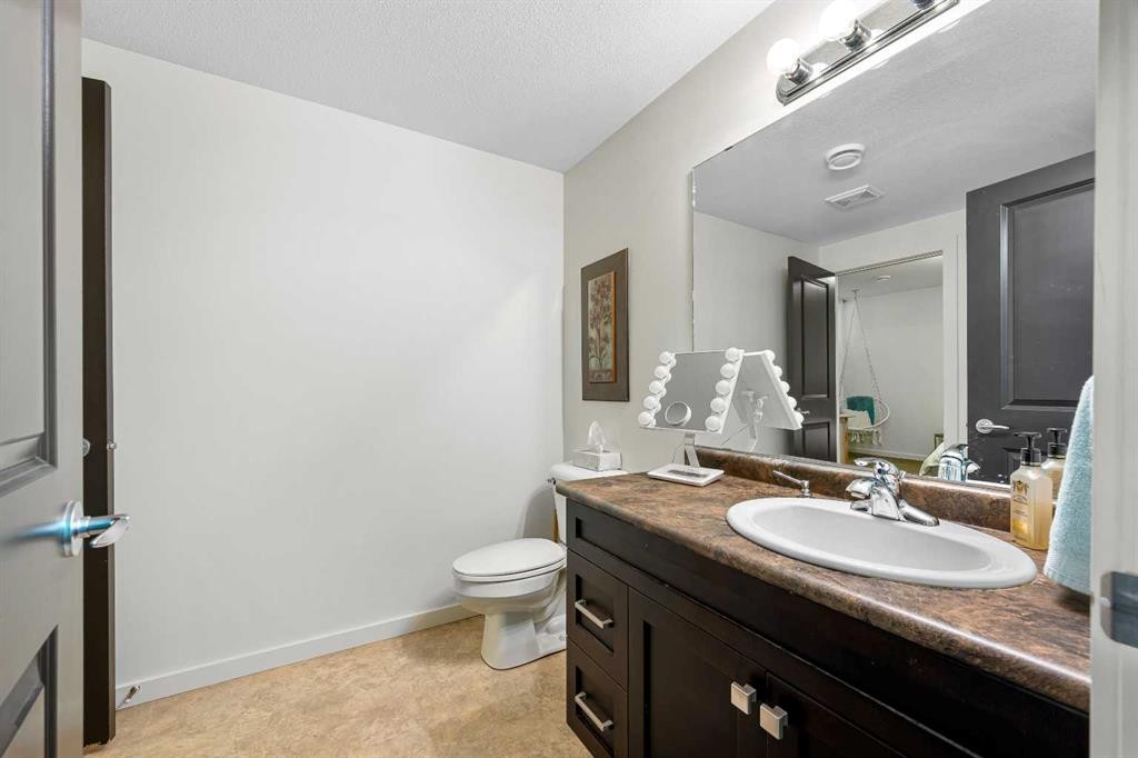2112 56 Avenue, Lloydminster, AB - Indoor Photo Showing Bathroom