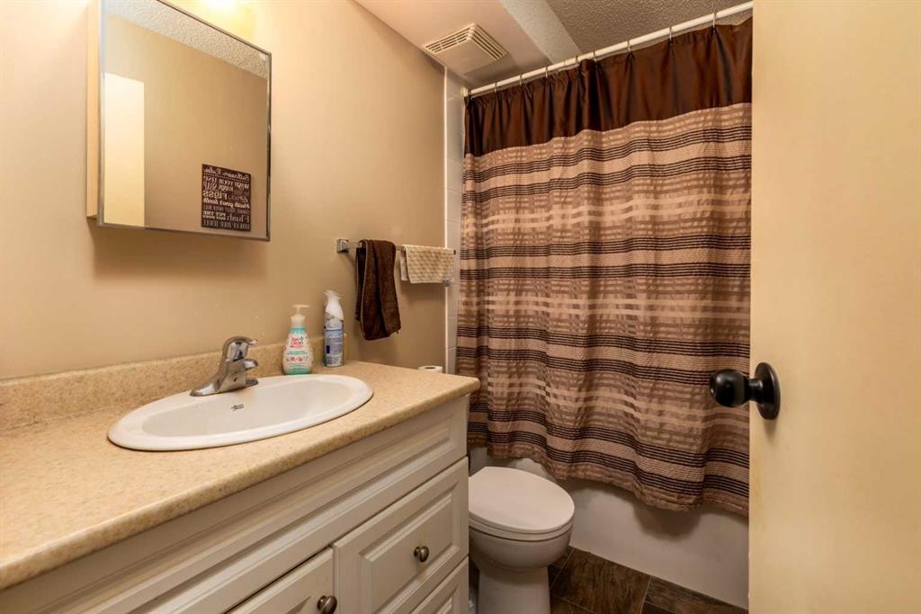 1-6-5502 49 Avenue, Lloydminster, SK - Indoor Photo Showing Bathroom