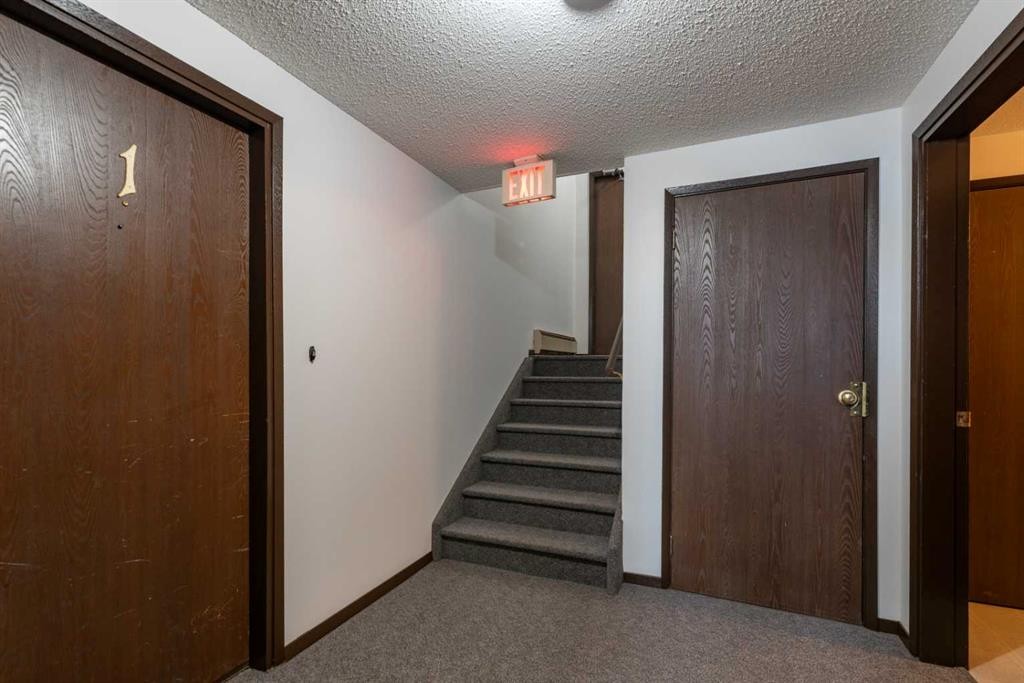 1-6-5502 49 Avenue, Lloydminster, SK - Indoor Photo Showing Other Room