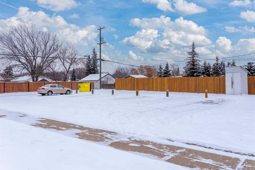 1-6-5502 49 Avenue, Lloydminster, SK - Outdoor