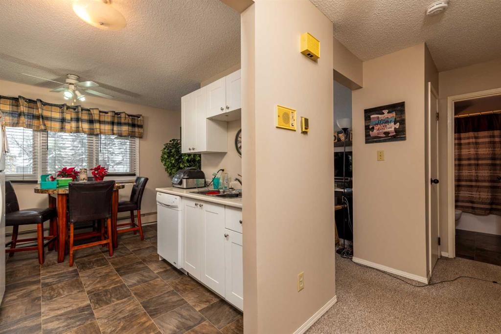 1-6-5502 49 Avenue, Lloydminster, SK - Indoor Photo Showing Dining Room