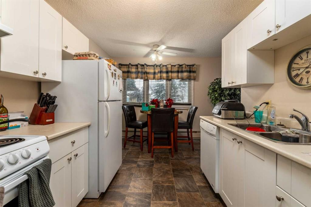 1-6-5502 49 Avenue, Lloydminster, SK - Indoor Photo Showing Kitchen