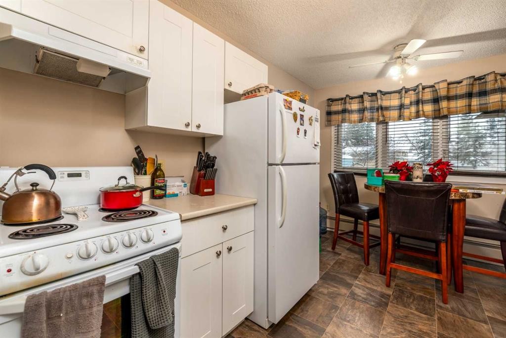 1-6-5502 49 Avenue, Lloydminster, SK - Indoor Photo Showing Kitchen