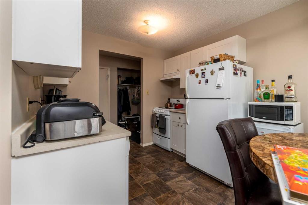1-6-5502 49 Avenue, Lloydminster, SK - Indoor Photo Showing Kitchen