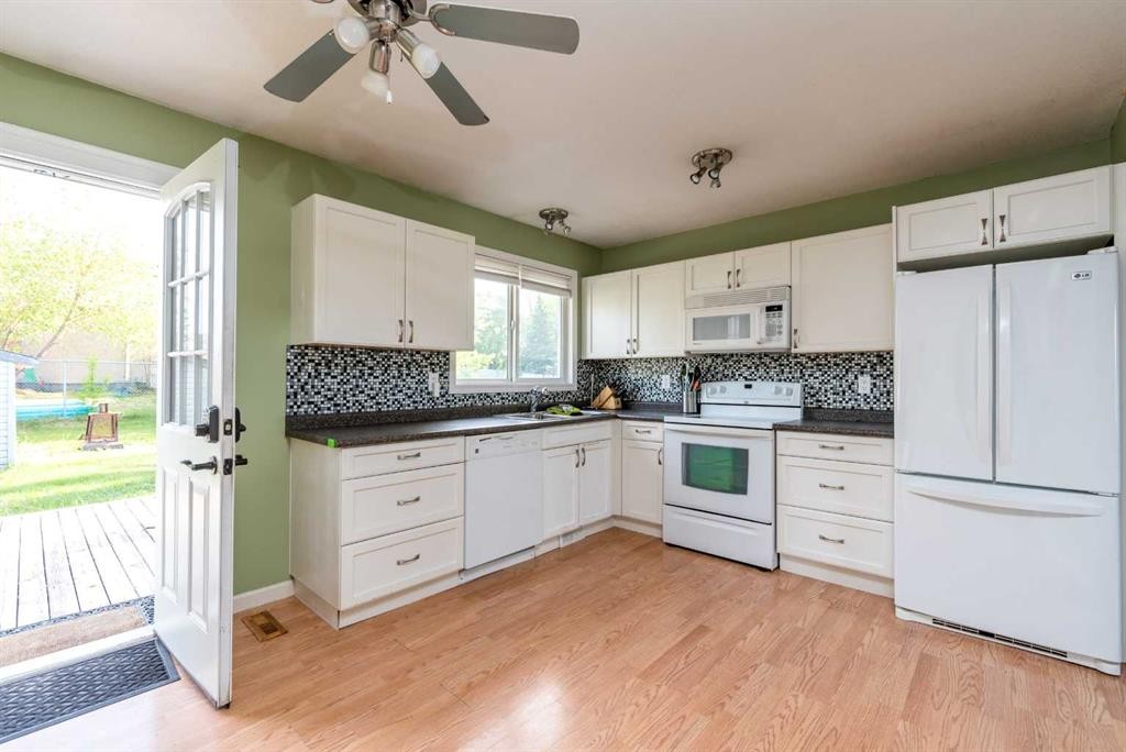 4743 Barr Crescent, Lloydminster, SK - Indoor Photo Showing Kitchen With Double Sink