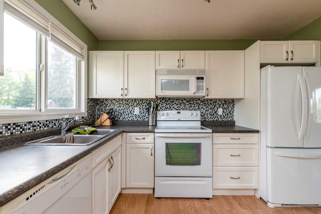 4743 Barr Crescent, Lloydminster, SK - Indoor Photo Showing Kitchen With Double Sink