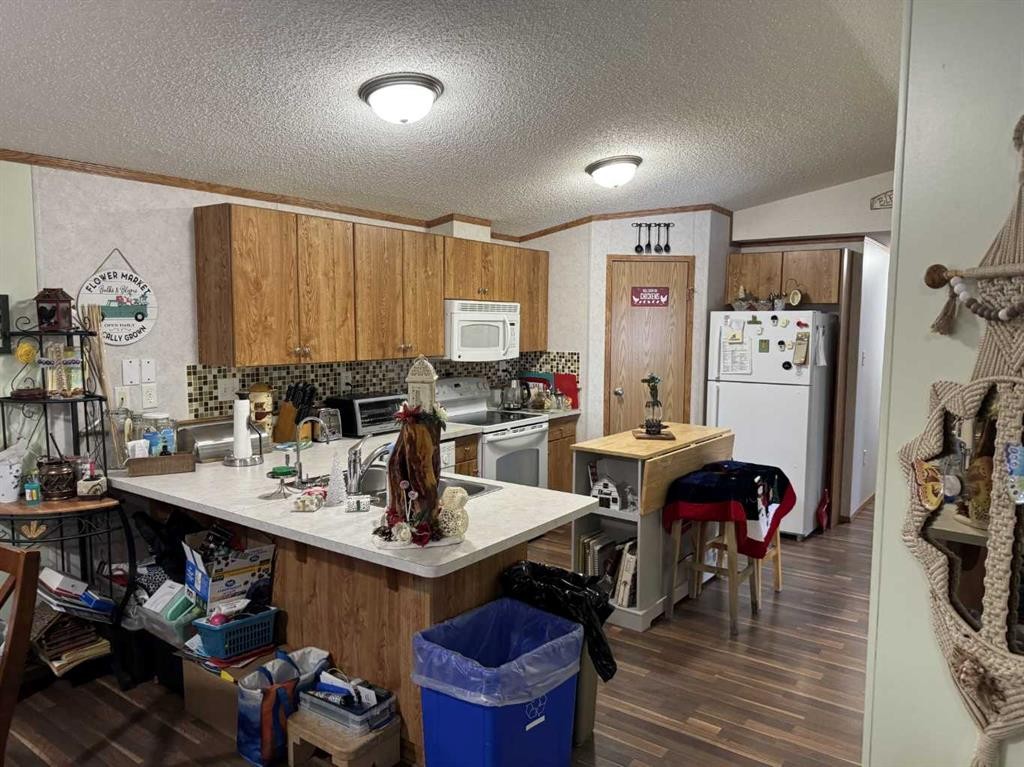 5037 50 Avenue, Edgerton, AB - Indoor Photo Showing Kitchen